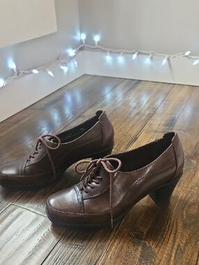 Clarks Brown Lace-Up Chunky Heel Oxfords